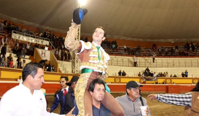 Arturo Saldívar sale a hombros en Huamantla