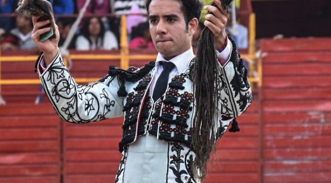 Manolo Gaona corta un rabo en Ajajalpa