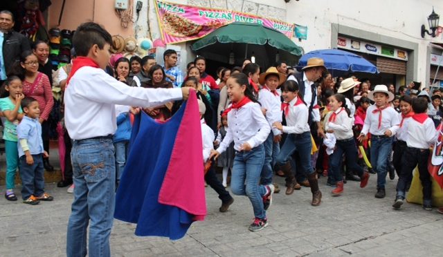 Viven la fiesta brava en desfile de Huamantla (Fotos)
