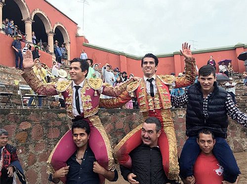 A hombros El Chihuahua y Calita en Cañadas, Jal.