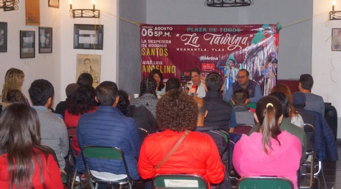Rodrigo Santos comparte experiencias en Huamantla