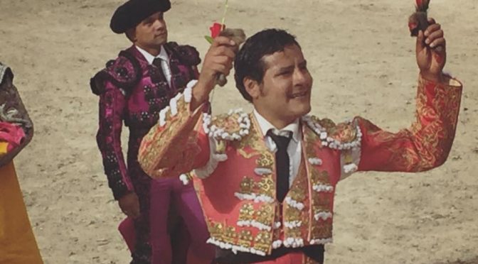 Angelino Arriaga corta dos orejas en su debut peruano