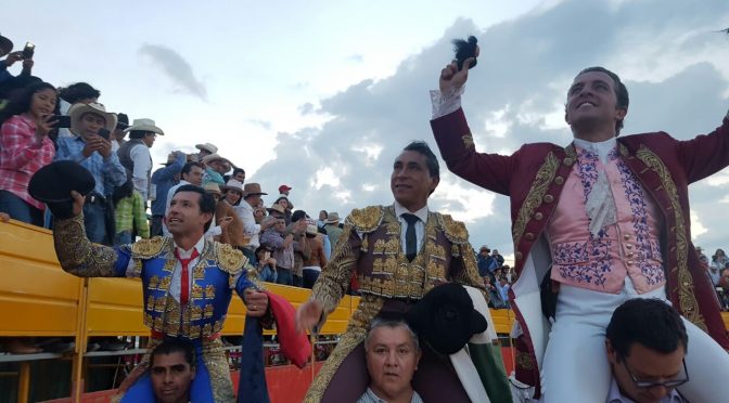 Todos a hombros en San Miguel Vindho, Hgo.