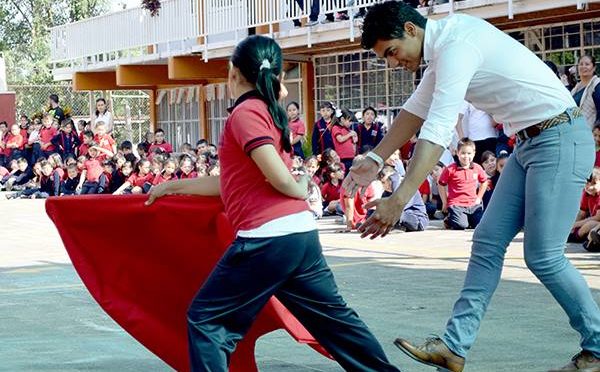 Gerardo Rivera convive con niños en Guadalajara