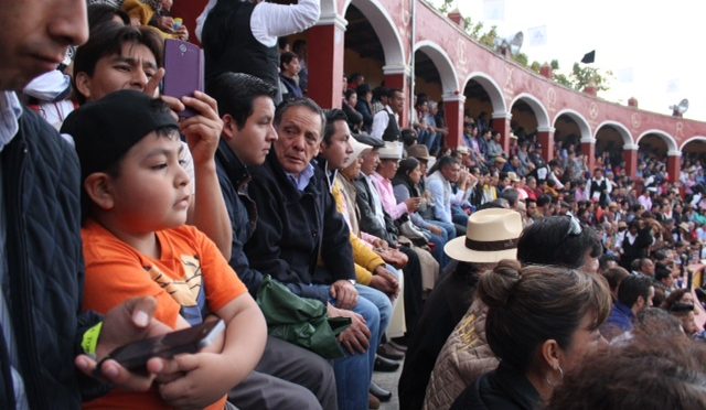Belleza, niños y afición en el tendido de la Ranchero