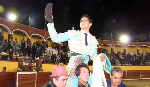 Triunfal tarde de Rivera en su alternativa…(Fotos)