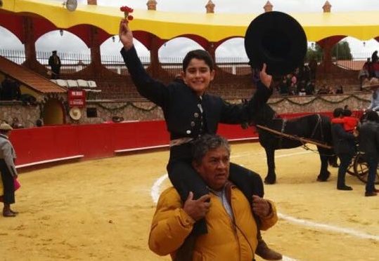El Maletilla sale a hombros en Cinco Villas