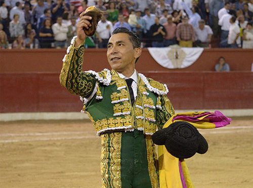 Zotoluco y Saldívar pasean oreja en Morelia