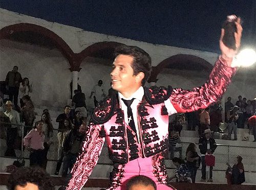 El Chihuahua corta tres orejas en Jiquilpan