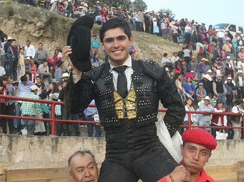 Gerardo Adame corta dos orejas en Fábrica María