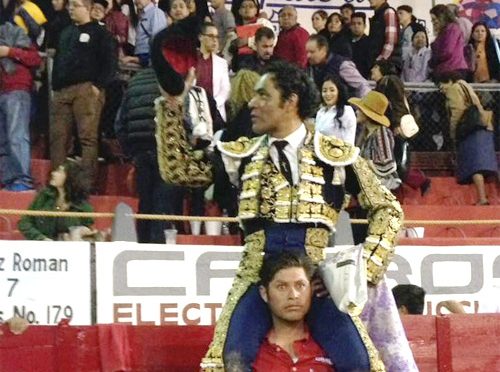 Angelino sale a hombros en Tlaltenango