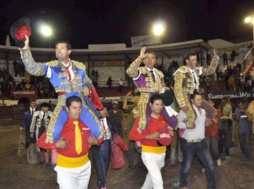 Salen a hombros en la corrida de Tlaltenango