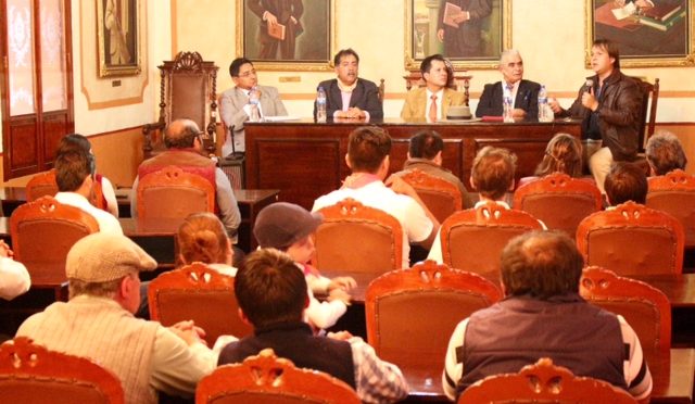 Disertan sobre papel de las escuelas taurinas