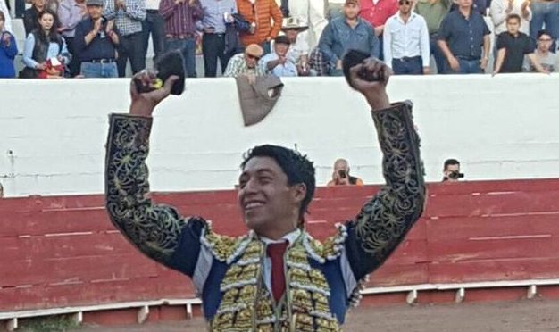 Sergio Flores en tarde triunfal en Lerdo