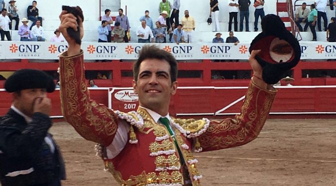 Arturo Macías celebra alternativa con oreja en MTY