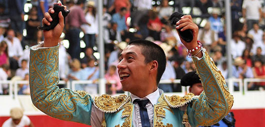 Sergio Flores a hombros en San Juan del Río