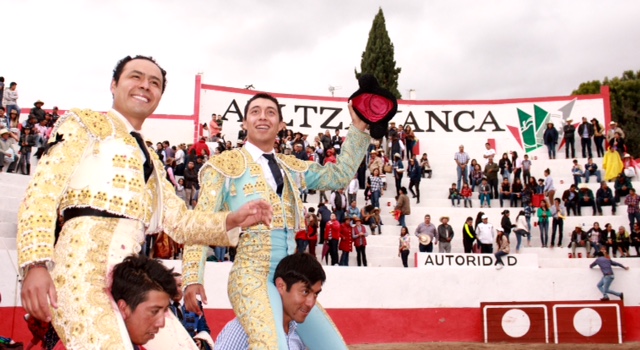 Angelino y Flores triunfan en Altzayanca