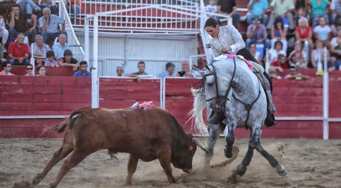 Triunfal debut de la rejoneadora mexicana Mónica Serrano en tierras españolas