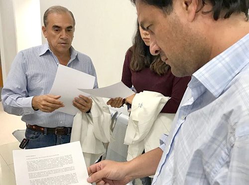 Estable Flores tras operación en ambos brazos
