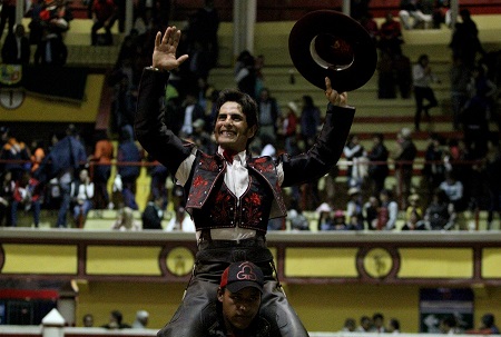 Emiliano Gamero a hombros en Teziutlan