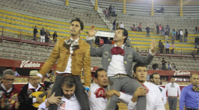 Gran ambiente en corrida charro taurina en Morelia