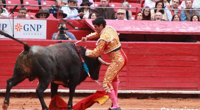 Destaca encierro de Caparica en La México; Castellanos, herido