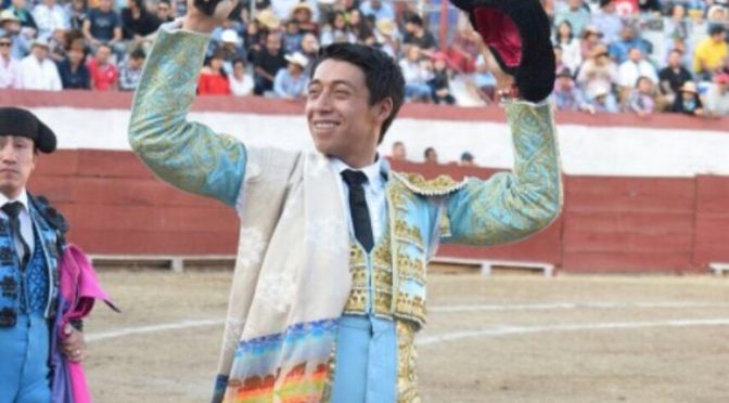 Sergio Flores corta la una oreja en Jiquilpan
