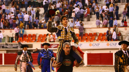 Castella sale a hombros tras toro de regalo