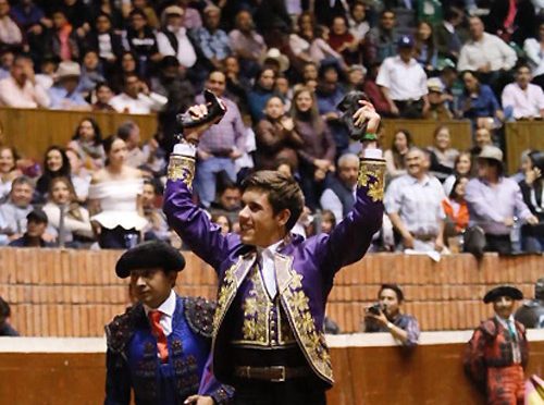 Triunfal corrida de rejones en Morelia