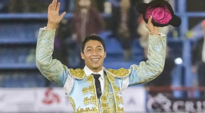 Sergio Flores se impone en Uriangato con el corte de dos orejas