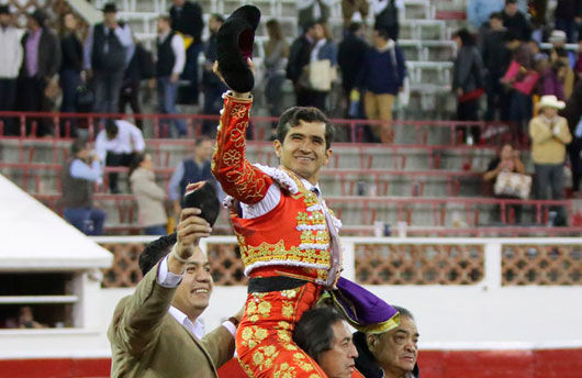 Tres orejas y salida en hombros de Joselito en la Santa María de Querétaro