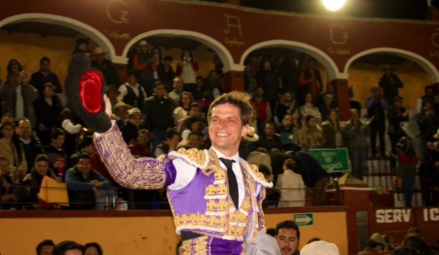 Juli triunfa en Tlaxcala y sale a hombros…(Fotos)