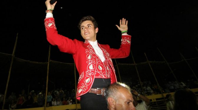 A hombros Guillermo Hermoso de Mendoza en la Petatera