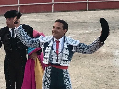 Javier Ocampo pasea oreja en  San Francisco, Campeche
