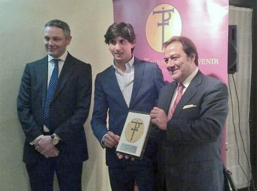 Reconocen a Roca Rey en Sevilla por triunfos
