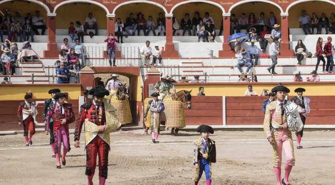 Angelino y Mojito cortan oreja en la corrida de la Prensa