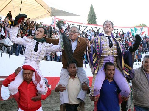 Macías y Silveti salen a hombros en Atltzayanca