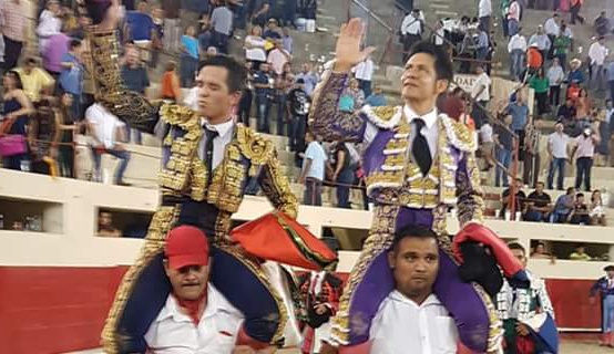 El Chihuahua y El Zapata a hombros en Juárez