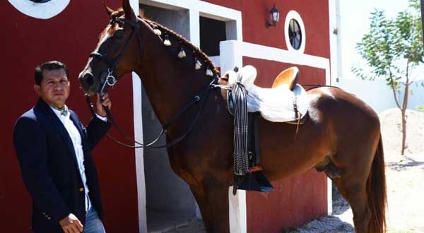 Cuahutémoc Ayala estrena apoderado
