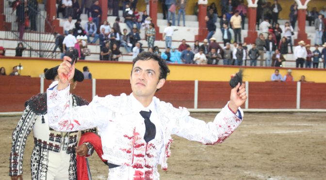 A hombros José María Macías en Tlaxcala