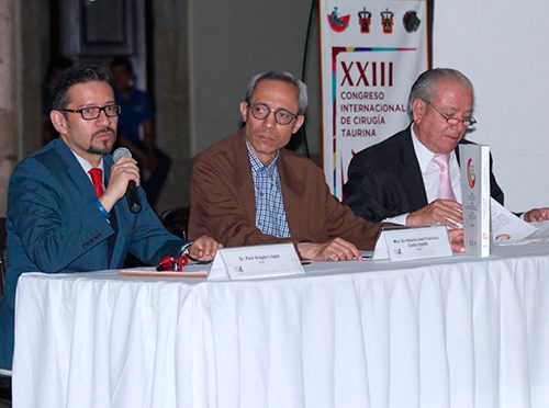 Presentan libro sobre cirugía taurina en Guadalajara